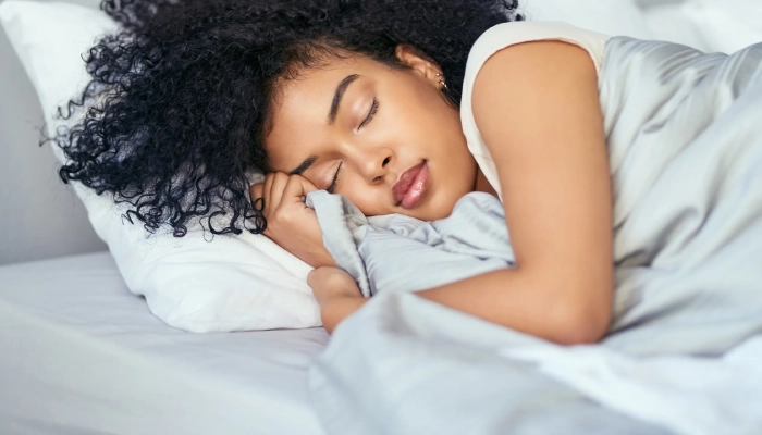 خوابیدن روی بالش ساتن یا ابریشم از جمله عوامل موثر در سلامت مو