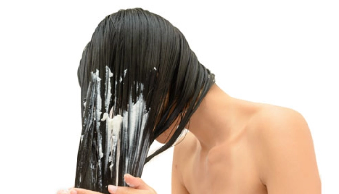 ماسک مو مناسب یکی از گزینه عای مهم برای نگهداری از موهای فر