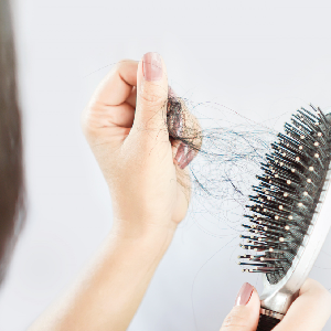 چرا موی سر ضعیف میشود؟ روش های طبیعی درمان نازک شدن مو